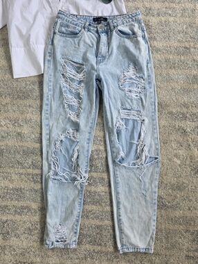 🔥 Sexy Misguided Riot High Rise Mom Jeans | Light Wash Distressed | Size 8 🔥